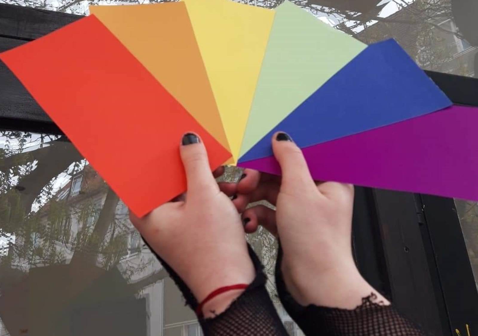 Farbfächer mit Regenbogenfarben